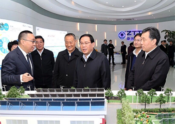 中共中央政治局常委、国务院总理，，，，，， 时任江苏省委书记李强考察尊龙官方网站首页科技