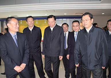 原中央政治局常委、 时任国务院副总理张德江考察尊龙官方网站首页科技