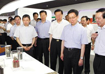 国家副主席，，，，，，原中央政治局常委，，，，，， 时任上海市委书记韩正考察尊龙官方网站首页科技