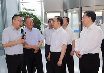 国务委员、国务院秘书长，，，，，， 时任江苏省委书记吴政隆调研尊龙官方网站首页科技