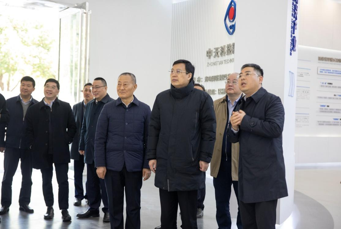 新华社社长、党组书记傅华考察尊龙官方网站首页科技